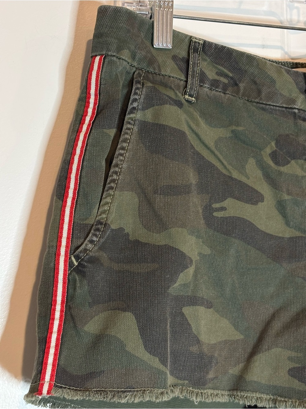 Sundry Camo Red Stripe Cut Off Shorts 28 - Picture 3 of 7